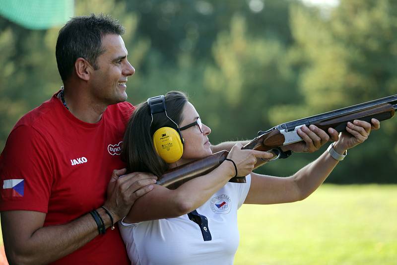 Na brněnské brokové střelnici se sešel David Kostelecký s mladými talenty. Budoucí špičkoví střelci si tak mohli zatrénovat se svým vzorem a promluvit si s ním.