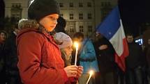 Za oběti teroristického útoku zapálili lidé svíce i v Brně.