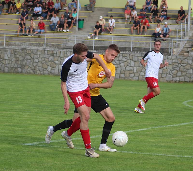 Fotbalisté Rosic (ve žlutém) porazili Frýdlant nad Ostravicí 5:1.