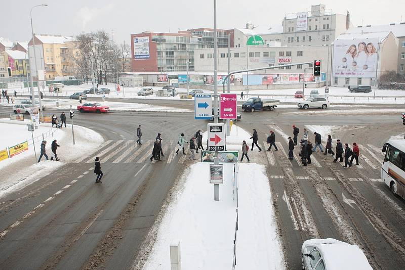 Čtvrteční ráno se v Brně neslo ve znamení hustého sněžení a bílé pokrývky. Chodci se museli vypořádat s klouzajícími chodníky, řidiči zase museli být opatrní na silnicích.