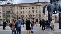 Demonstrace studentů Masarykovy univerzity proti zvyšujícím se cenám kolejného.