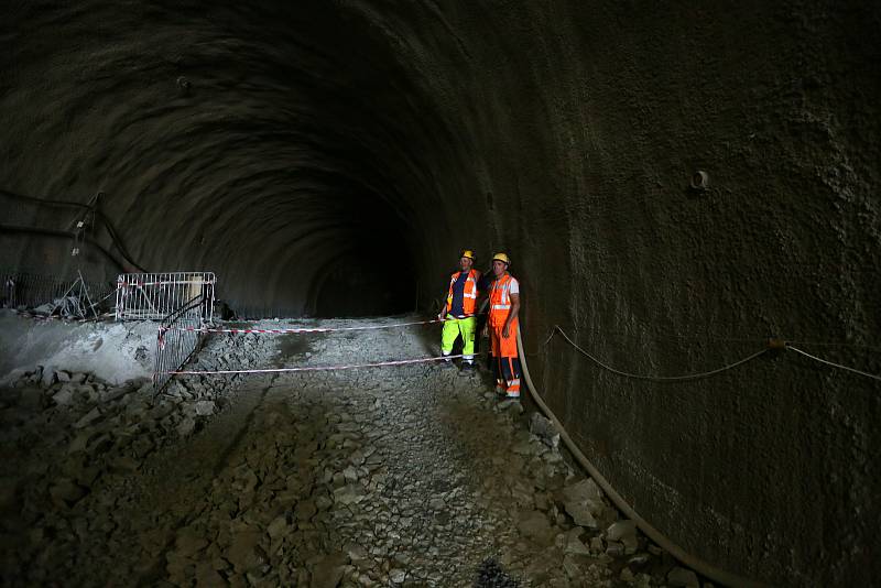 Sochu svaté Barbory umístili pracovníci ŘSD nad budoucí vjezd raženého tramvajového tunelu v ulici Žabovřeská.