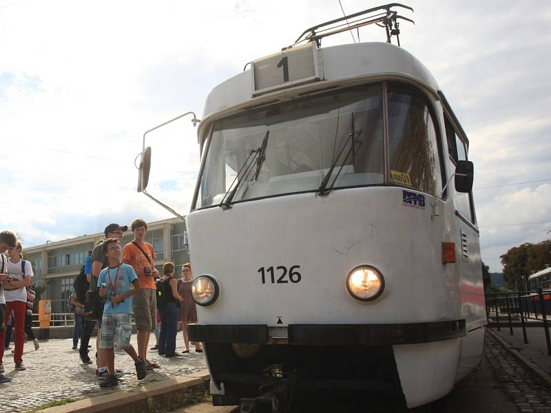 Plastové cedule na tramvajích brněnské hromadné dopravy od úterý uvidí lidé jen při historických projížďkách. S poslední cedulovou tramvají číslo 1126 se v pondělí odpoledne rozloučilo několik desítek fanoušků na zastávce Výstaviště – hlavní vstup.