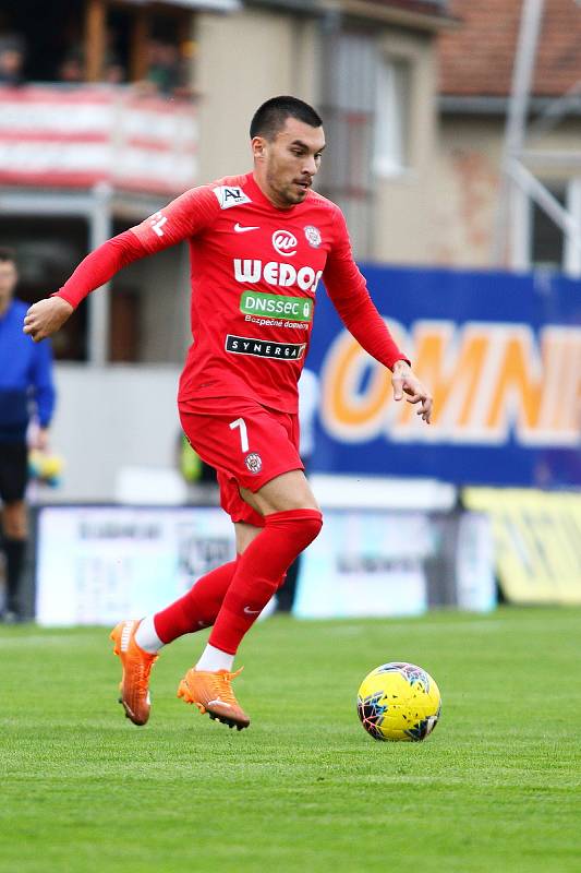 Fotbalisté Zbrojovky (v červeném) v šestém kole nejvyšší soutěže podlehli na domácím hřišti Karviné 0:2.