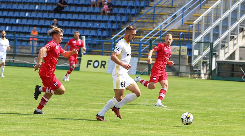 Fotbalisté Líšně (červené dresy) v sobotu dopoledne hráli na Letné s prvoligovým Zlínem.