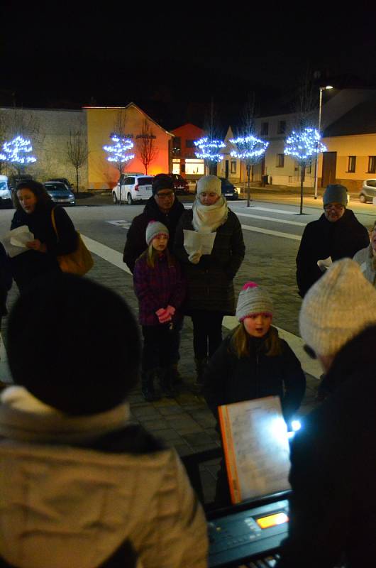 Česko zpívá koledy v Bílovicích nad Svitavou.