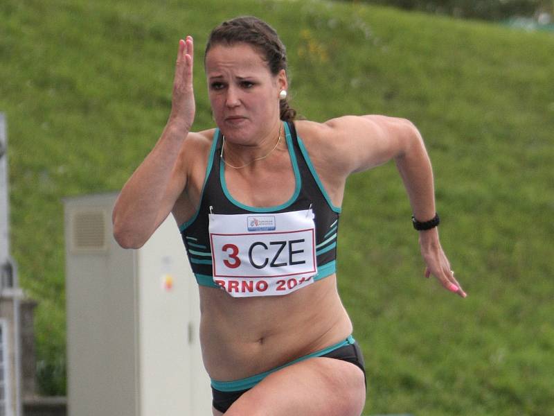 OPORA DRUŽSTVA. Atletka brněnského Olympu Lucie Koudelová ovládla na evropském juniorském šampionátu běh na sto metrů i sto metrů překážek.