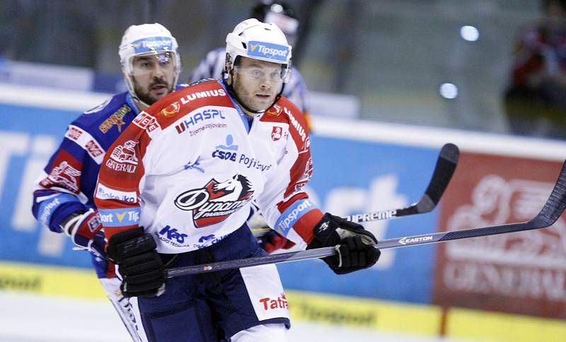 Kometa vyhrála v Pardubicích v osmém extraligovém kole 4:3 v prodloužení. O rozhodující branku se postaral Vojtěch Němec.