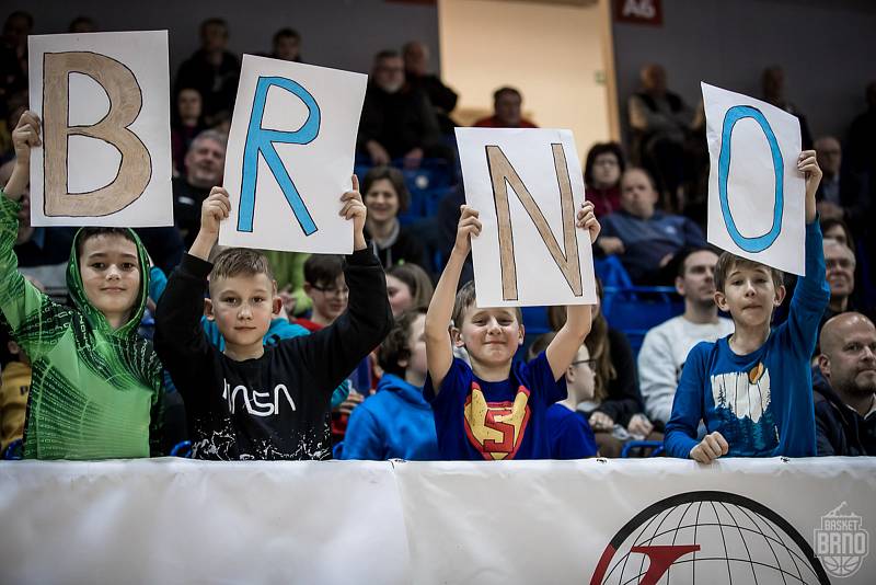 Brněnští basketbalisté (v bílém) padli doma s Kolínem 95:102 po prodloužení.