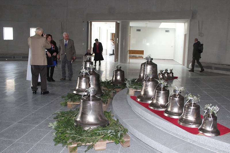 Brněnský biskup Vojtěch Cikrle požehnal šestnáct nových zvonů pro dokončovaný moderní kostel na brněnském sídlišti Lesná.