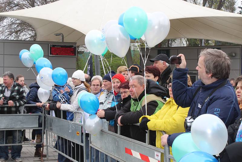 Na Brněnské přehradě v sobotu třináctého dubna zástupci brněnského dopravního podniku slavnostně zahájili 73. plavební sezonu. Přímo před zraky stovek lidí technici spustili na vodu loď Stuttgart.