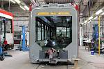 V ústředních dílnách brněnského dopravního podniku sestrojují nové tramvaje Drak i opravují stávající vozy.
