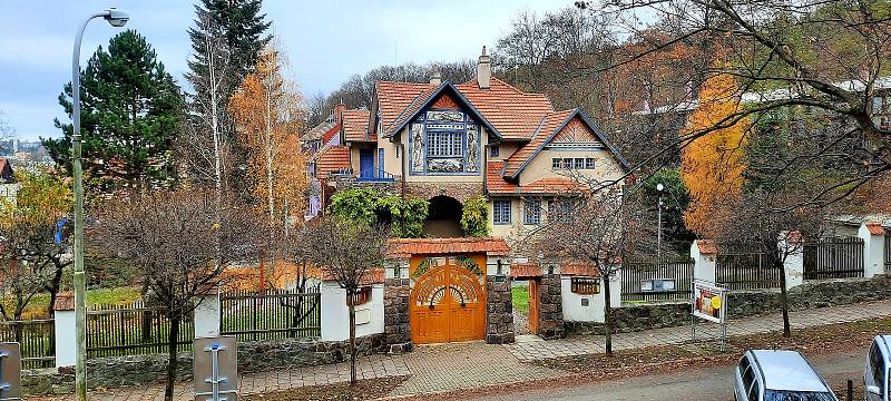 Jedna ze čtveřice známých brněnských vil - Jurkovičova vila stojí v Žabovřeskách na úpatí Wilsonova lesa.