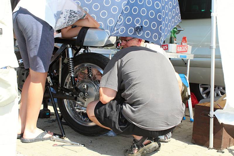 Lidé se v sobotu kochali na brněnském výstavišti automobilovými i motocyklovými veterány. Konal se tam festival Brno Revival 2019.