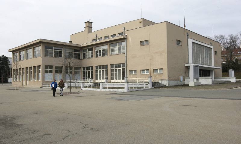 Zatímco velké pavilony dodnes pravidelně hostí přehlídky módy nebo moderních strojů a technologií, budova bývalého kina a divadla je od konce devadesátých let opuštěná. Vedení města to chce změnit.