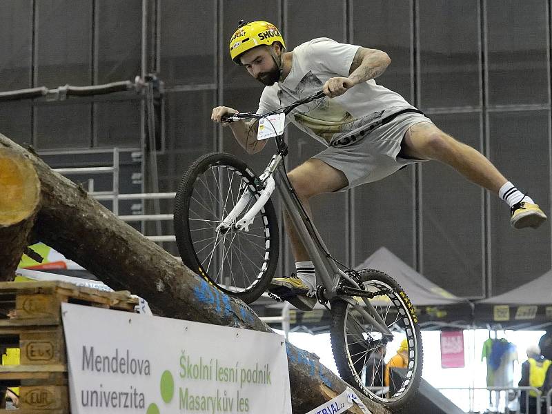 Devátým dílem tradičně na veletrhu Sport Life v Brně vyvrcholil seriál mistrovství České republiky v biketrialu. Na uměle vytvořených překážkách se nejvíc dařilo Václavu Kolářovi z Blanska.