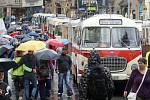 Historické tramvaje a autobusy na náměstí Svobody v Brně.