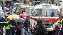 Historické tramvaje a autobusy na náměstí Svobody v Brně.