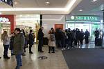 Desítky lidí v pátek čekaly před brněnskými pobočkami ruské banky Sberbank. Na mnohé z nich se však nedostalo, banka své pobočky ve dvě odpoledne zavřela.