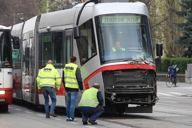 Nehoda tramvaje a nákladního auta v brněnské Štefánikově ulici.