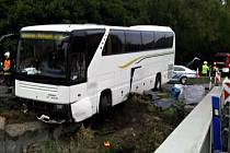 Nehoda autobusu s turisty u Kuřimi na Brněnsku. Řidič vjel na staveniště.