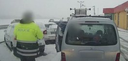 Za hustého sněžení ignoroval šestatřicetiletý řidič značky zakazující předjíždění na kluzké silnici I/52 ve směru na Mikulov se rozhodl předjet několik aut.