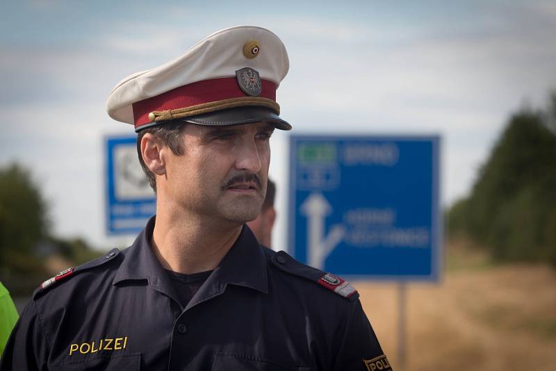 V posledních dnech zaznamenali policisté enormní příliv běženců. Kvůli tomu v pondělí jednali ministr vnitra Milan Chovanec a jeho rakouská kolegyně Johanna Miklová-Leitnerová na hraničním přechodě Mikulov-Drasenhofen na Břeclavsku.