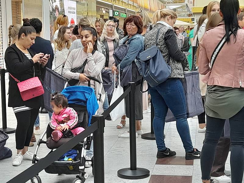 Otvíračka Primarku v Brně. Fronta se táhne přes celou Olympii.