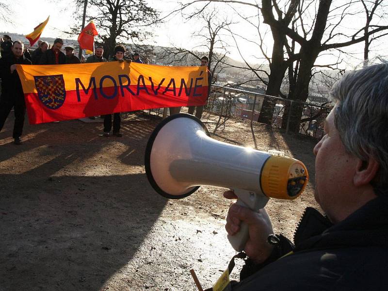 Příznivci strany Moravané prošli v sobotu centrem Brna.