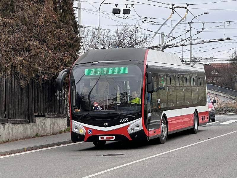 Trolejbus Mario už zkušebně jezdí brněnskými ulicemi. Je unikátní tím, že si jej smontoval Dopravní podnik města Brna.