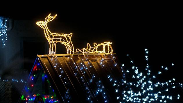 Zdobení vánočním osvětlením patří neodmyslitelně do času adventu.