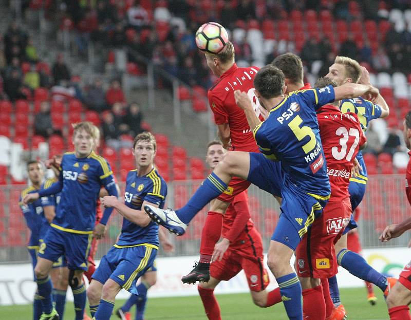 Zbrojovka (v červeném) v poháru Jihlavu vyřadila, v ligovém utkání se zrodila remíza.