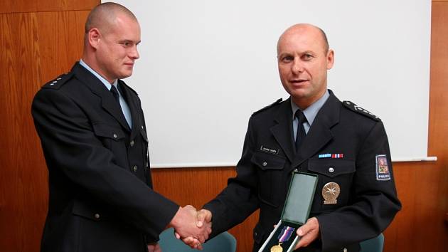policista zachránce - Jiří Švarc (vlevo)