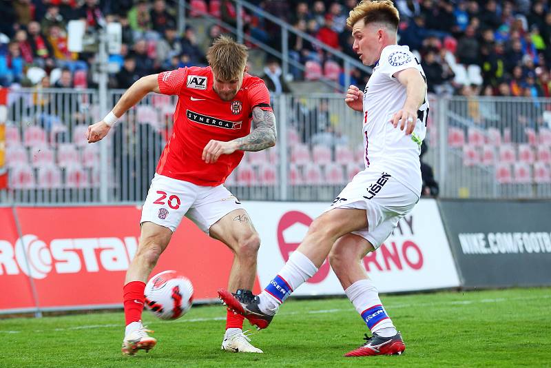 Fotbalisté Zbrojovky (v červeném) prohráli v derby s Líšní 1:3