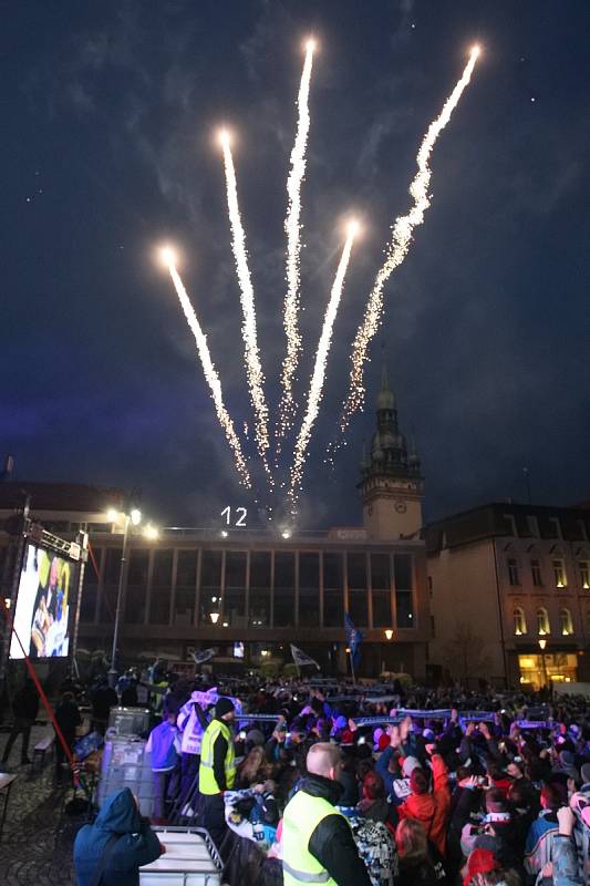 Fanoušci Komety na brněnském Zelném trhu.