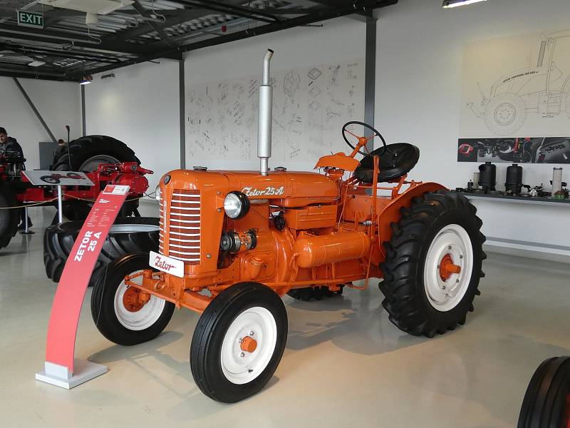 Zetor Gallery se nachází v brněnské Líšni a lidé zde najdou expozici historických traktorů.