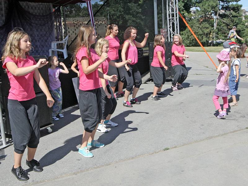 Tanec na prosluněném letním náměstí si užívaly děti, které i se svými rodiči v pátek odpoledne dorazily do centra Brna. Festival Léto v centru jim nabídl pohybové i výtvarné dílny.