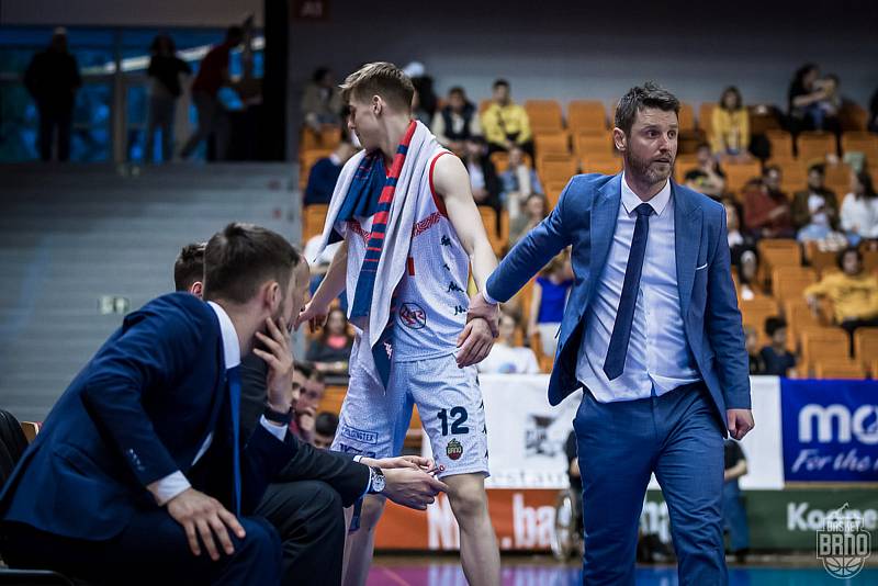 Brněnští basketbalisté (v bílém) před víc než tisíci diváky porazili Pardubice 83:71.