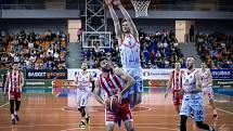 Brněnští basketbalisté (v bílém) oslavili postup do semifinále, když zdolali 4:3 na zápasy Pardubice.