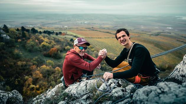 Brněnský lezec Adam Ondra (vpravo) strávil den s norským spisovatelem Jo Nesbem. Společně si zalezli na Pálavě, večer pak navštívili brněnskou premiéru filmu Posunout hranice
