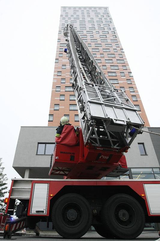 Požární cvičení v brněnském AZ Toweru.