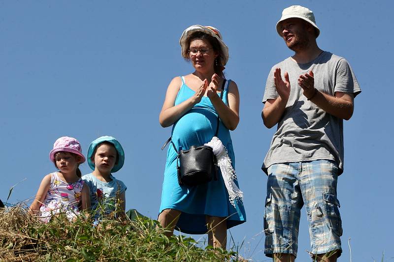 Pestrý program nabídl sobotní Festival na nábřeží. Konal se na několika místech podél řeky Svitavy od Bílovic po Tuřany. Součástí byla i neckyáda.