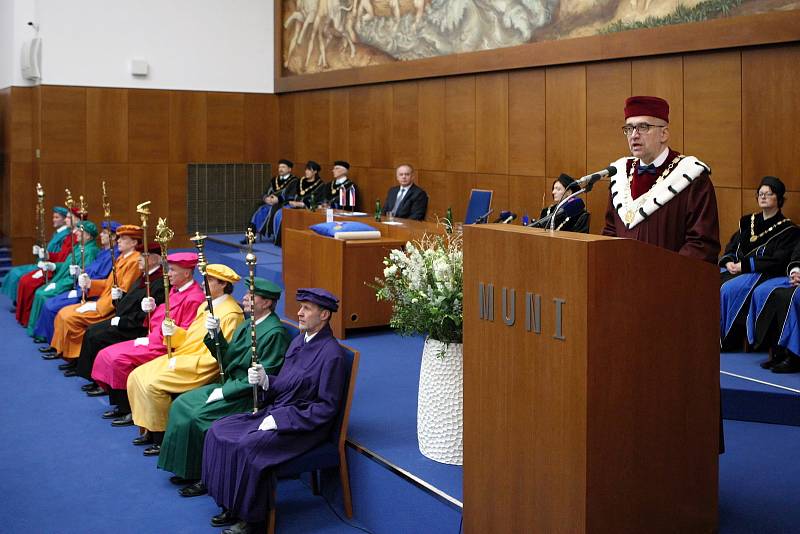 Slovenský prezident Andrej Kiska převzal na brněnské Masarykově univerzitě zlatou medaili.