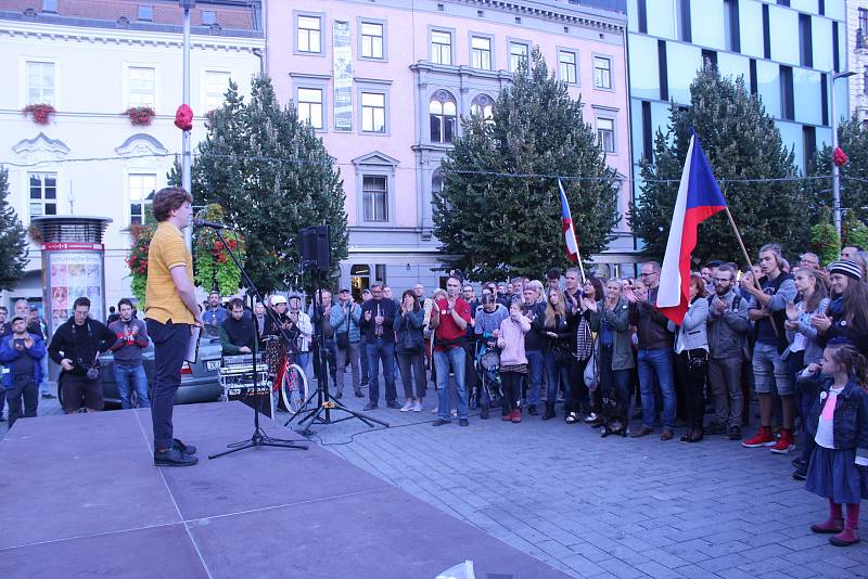 V Den české státnosti se v Brně uskutečnil pochod Kroky pro demokracii pořádaný iniciativou Společně Brno. Pochodu, na němž řečníci kritizovali současný stav české demokracie a kauzy kolem premiéra Andreje Babiče, se zúčastnilo několik stovek lidí.