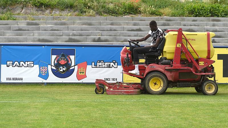 Líšeňský fotbalista Lamine Fall se vedle hraní stará i o hřiště a zázemí stadionu.