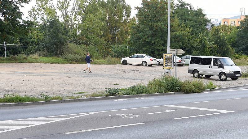 Parkování u Ústředního hřbitova v ulici Jihlavská.