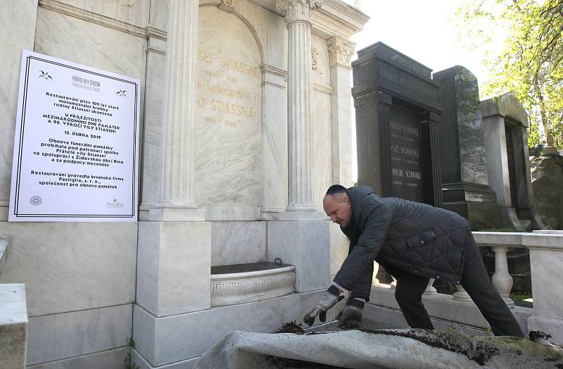 Odhalení zrekonstruované hrobky rodiny Stiassni na židovském hřbitově v Brně Židenicích.