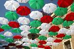 Deštníky v barvách Itálie visí nad hlavami lidí procházejících brněnskou Českou ulicí.