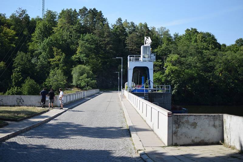 Hráz Brněnské přehrady drží vodu, kterou využívají lidé ke koupání a energetici k výrobě elektřiny.