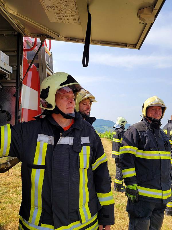Profesionálni i dobrovolné hasičské jednotky z Jihomoravského kraje si procvičily své znalosti hašení požáru seshora za asistence letecké techniky.